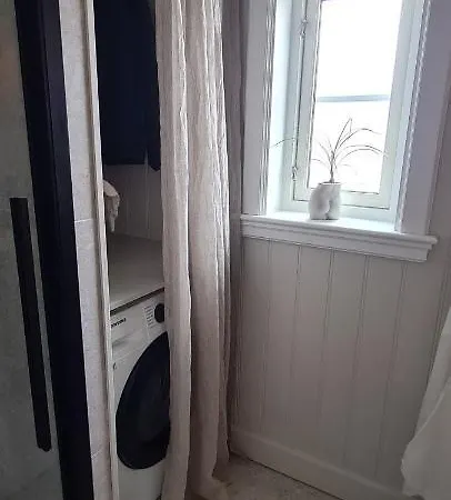 Sjarmerende, Sentralt Lite Byhus Appartement *