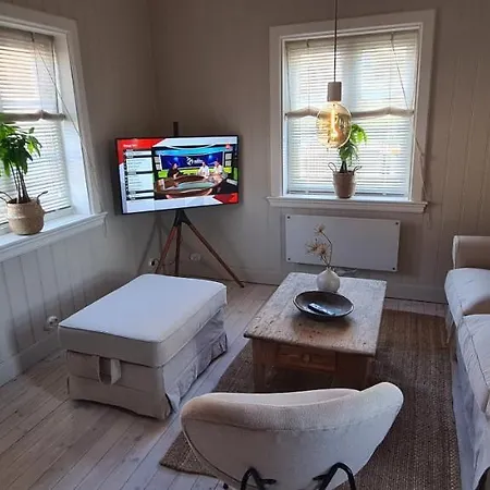 Sjarmerende, Sentralt Lite Byhus Appartement