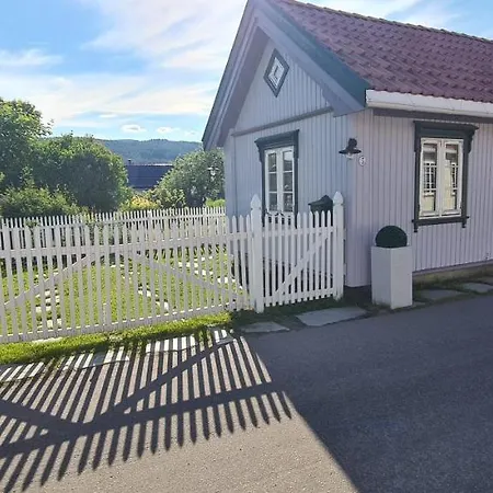 Sjarmerende, Sentralt Lite Byhus 콩스베르그