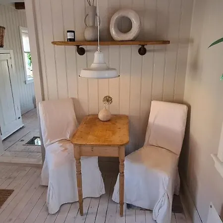 Sjarmerende, Sentralt Lite Byhus 康斯博